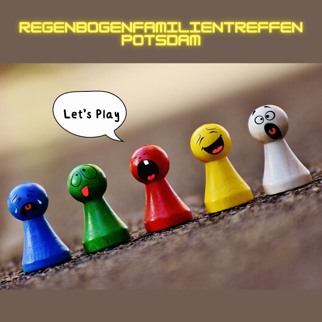 Fünf Brettspielfiguren (blau, grün, rot, gelb, weiß) sind nebeneinander aufgereiht. Sie haben Gesichter, die verschiedene Emotionen zeigen. Die rote Figur ruft: "Let's play". Oberhalb steht die Überschrift "Regenbogenfamilientreffen Potsdam". Brauner Hintergrund.